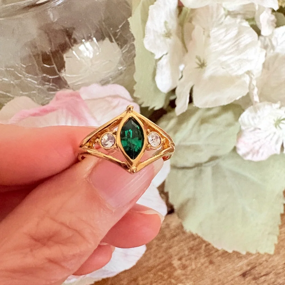 VTG 1995 Avon Emerald Marquise Rhinestone Gold Plated Ring Sz 8.5 - Picture 4 of 11